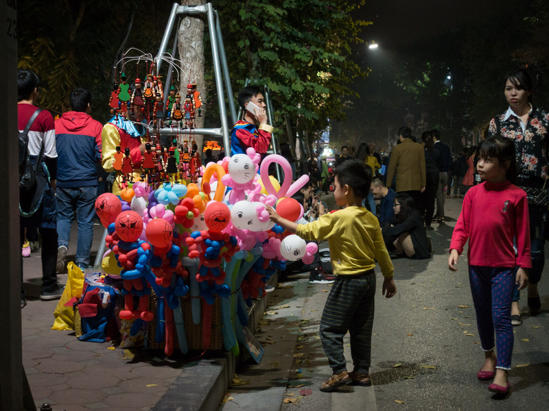 kids looking at balloons