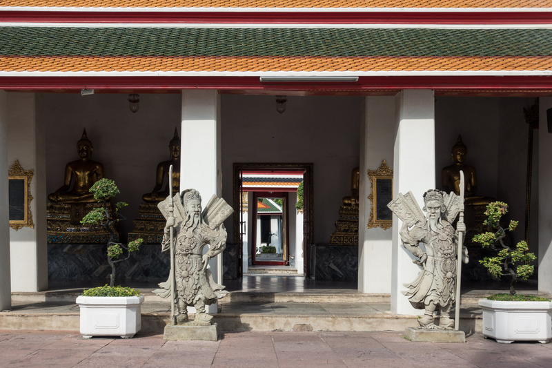 doorway and statues at Wat Pho