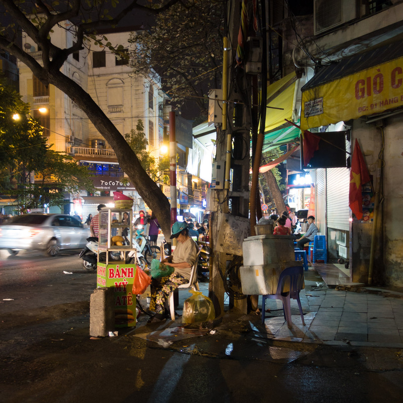 woman running a cornerside báhn mì cart