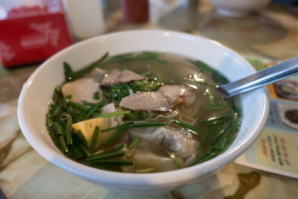 bowl of mỳ vằn thắn