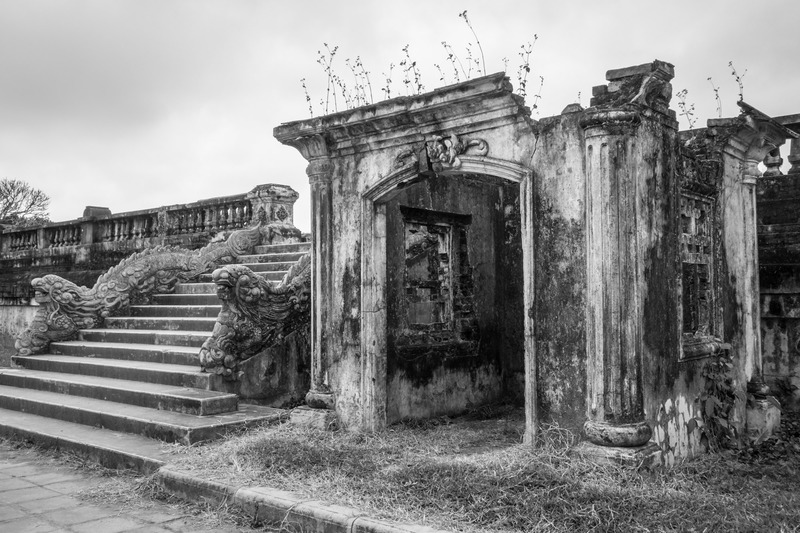 damaged palace buildings