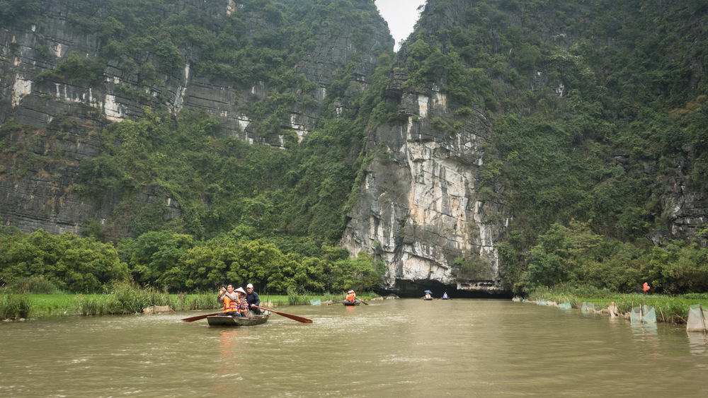 tourists in Tam Cốc