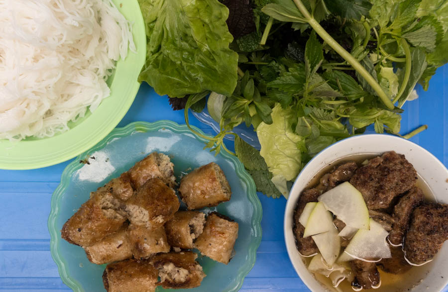 plates of bún chả